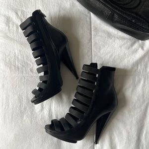 Leather with elastic straps pump.